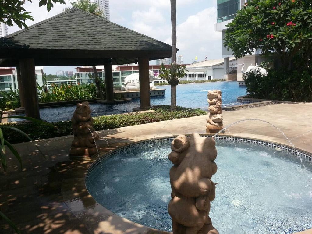 Baan Sathorn Riverfront Bangkok Exteriör bild