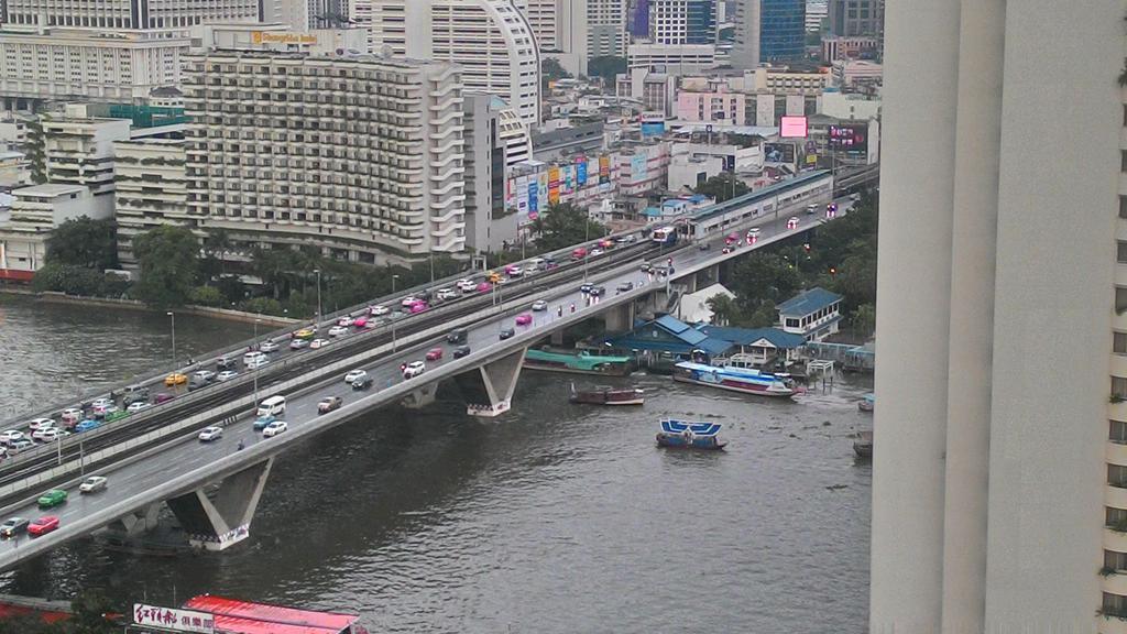 Baan Sathorn Riverfront Bangkok Exteriör bild