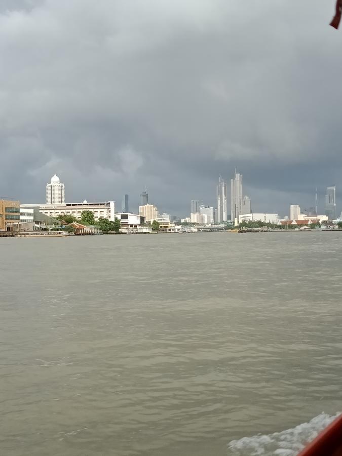 Baan Sathorn Riverfront Bangkok Exteriör bild