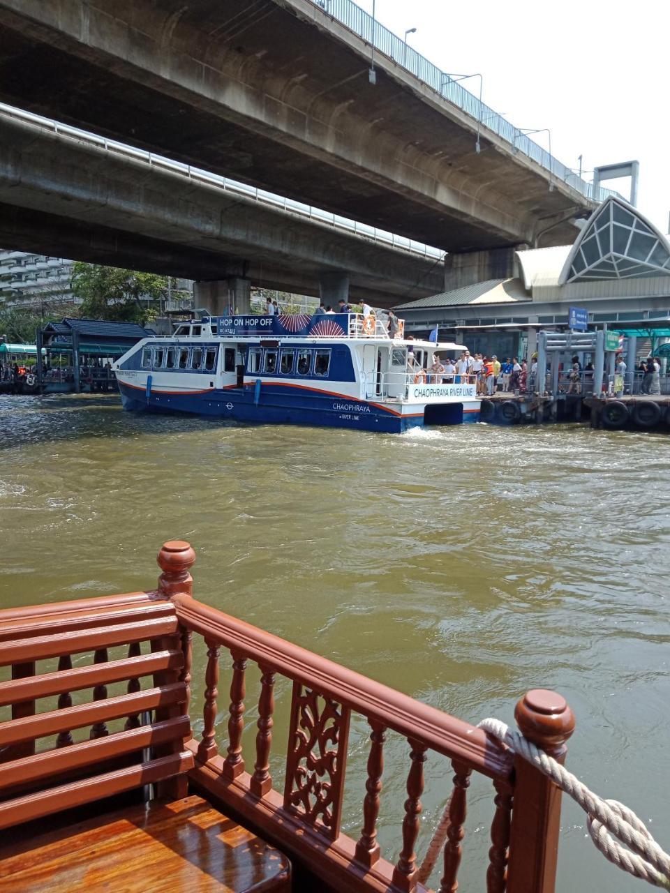 Baan Sathorn Riverfront Bangkok Exteriör bild